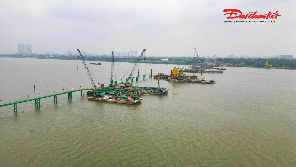 Công trình được thiết kế với điểm nhấn là cầu chính vượt sông Hồng dài 870m, kết cấu vòm thép mang hình tượng “vô cực”, quy mô 6 làn xe cơ giới.