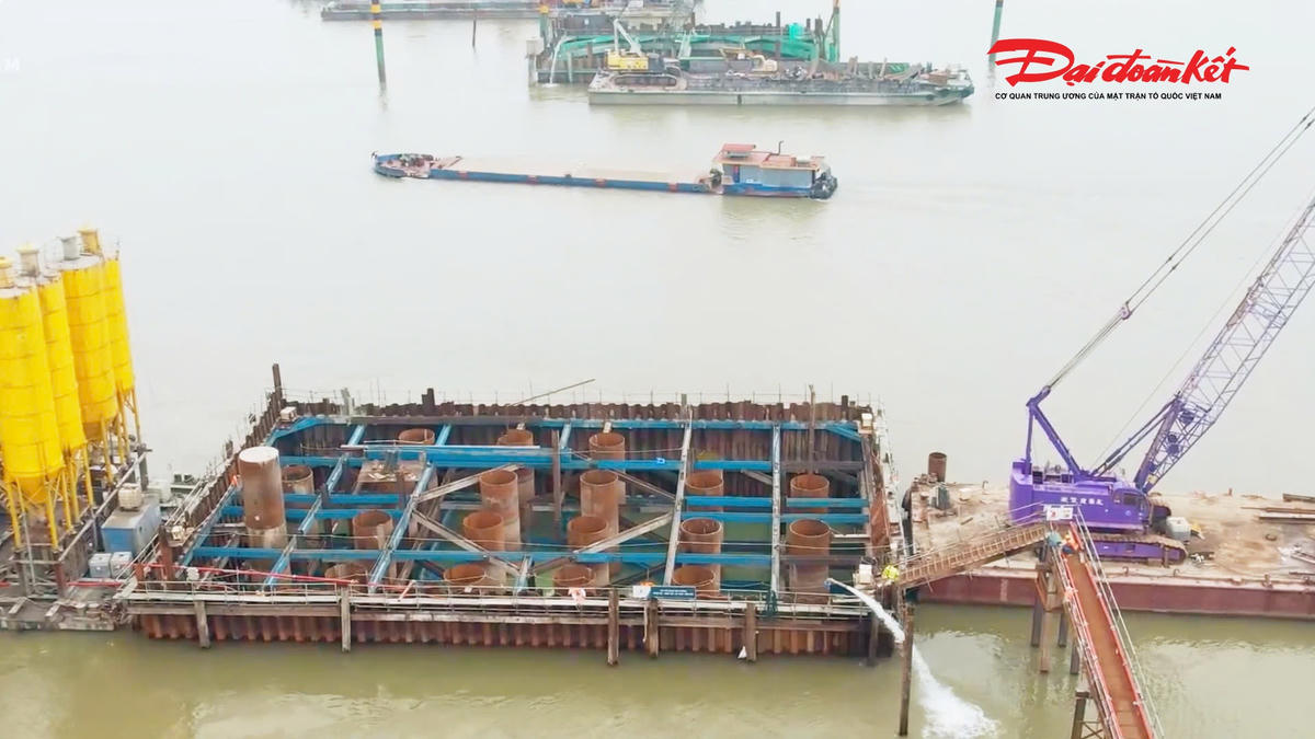 Phần cầu chính đã hoàn thành khoảng 89% khối lượng cọc khoan nhồi và hơn 37% phần bệ, thân trụ. Tiến độ này được nhận định đủ điều kiện để bảo đảm thi công các trụ dưới sông vượt lũ theo kế hoạch.