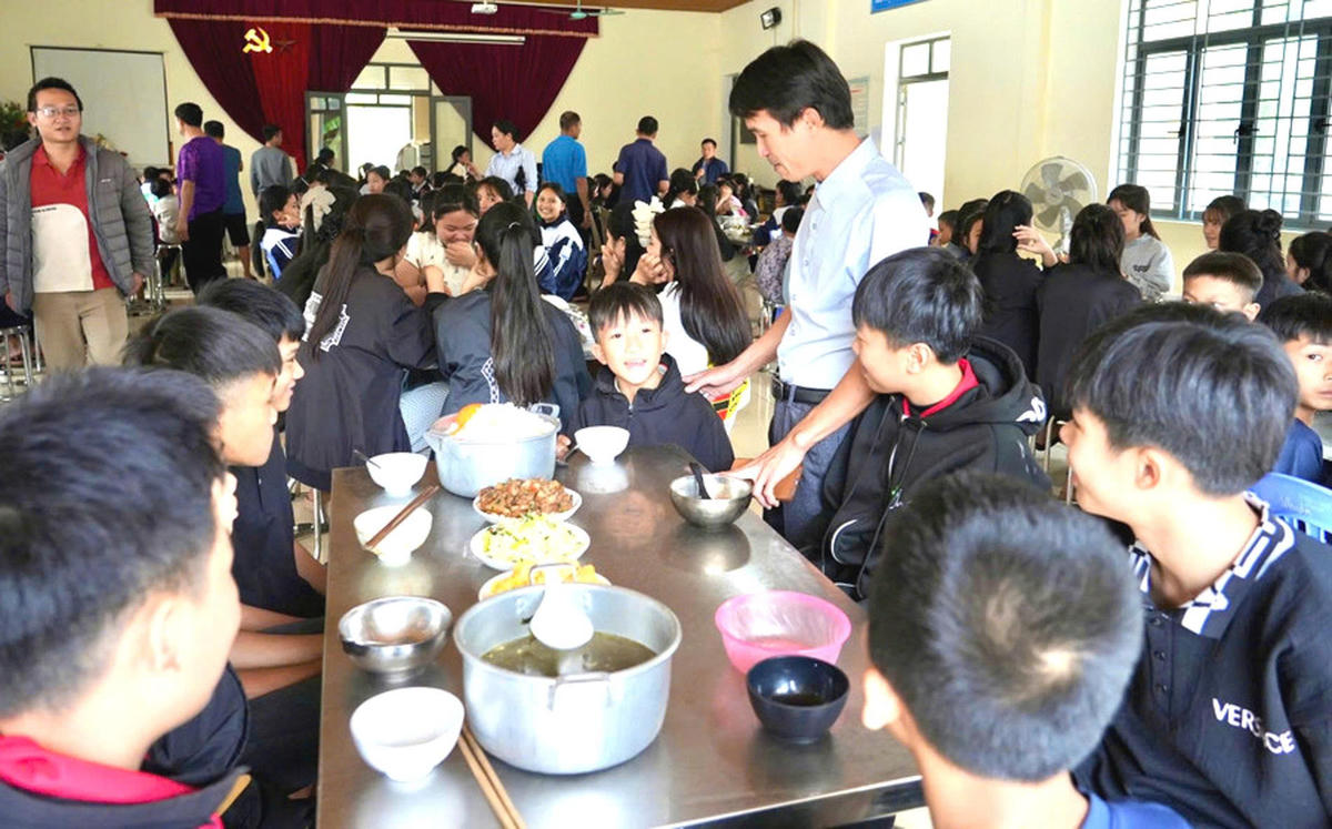 Ấm lòng bữa cơm trưa giữ chân học sinh vùng cao