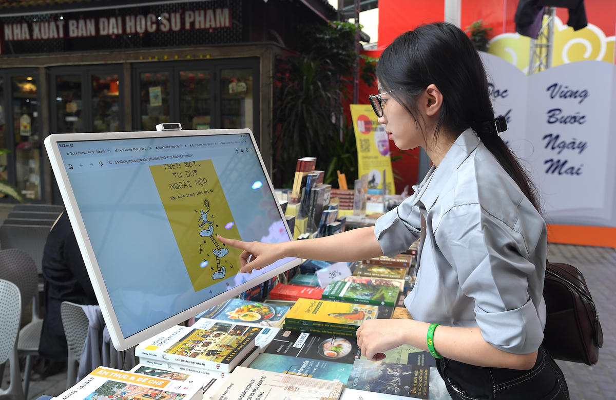 Bạn trẻ trải nghiệm đọc sách trên nền tảng số.