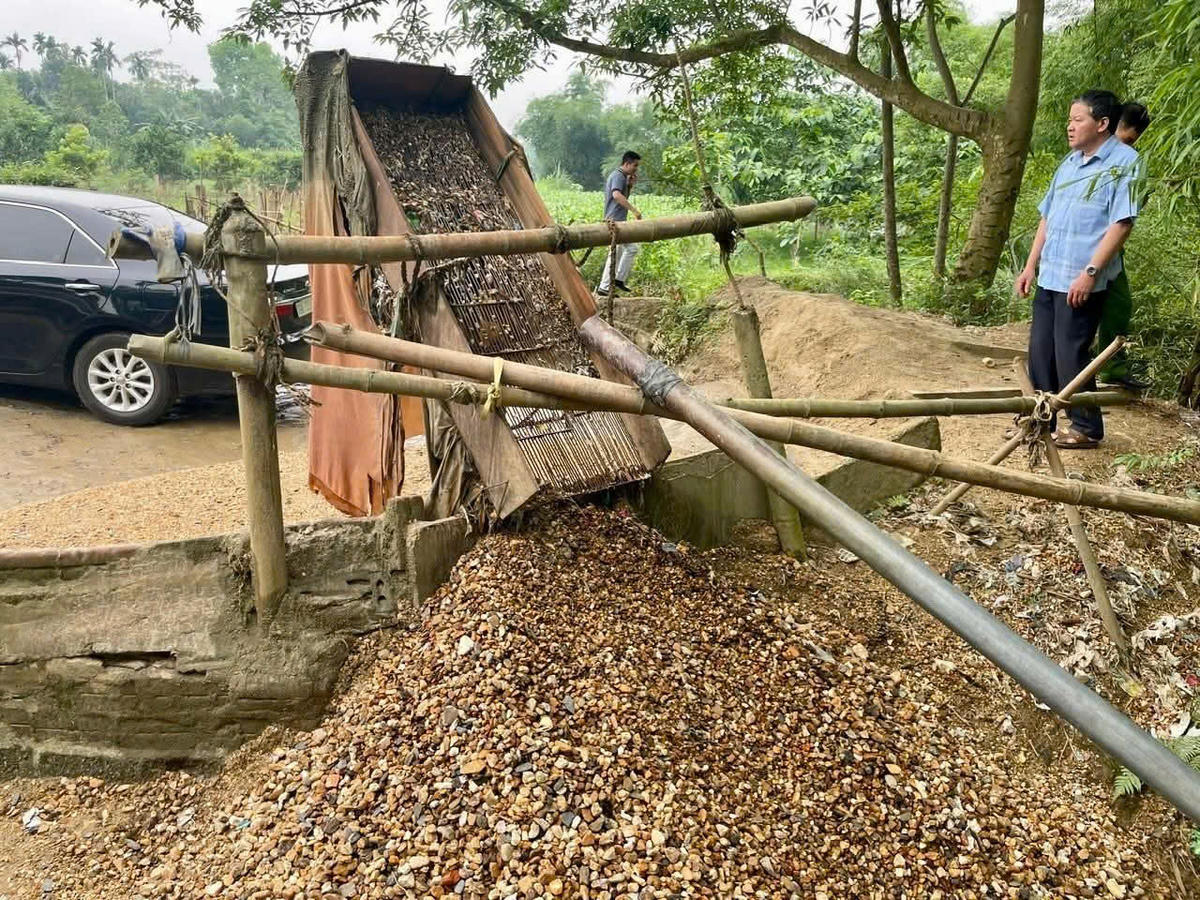 Một góc sàng cát, sỏi của ông Vĩnh. Ảnh: Phương Tuấn.