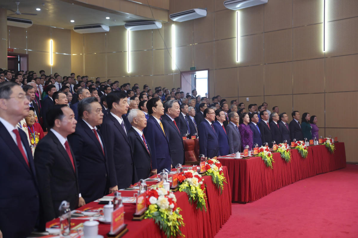 Đại biểu tham dự Lễ kỷ niệm trang nghiêm làm lễ chào cờ. Ảnh: HN.