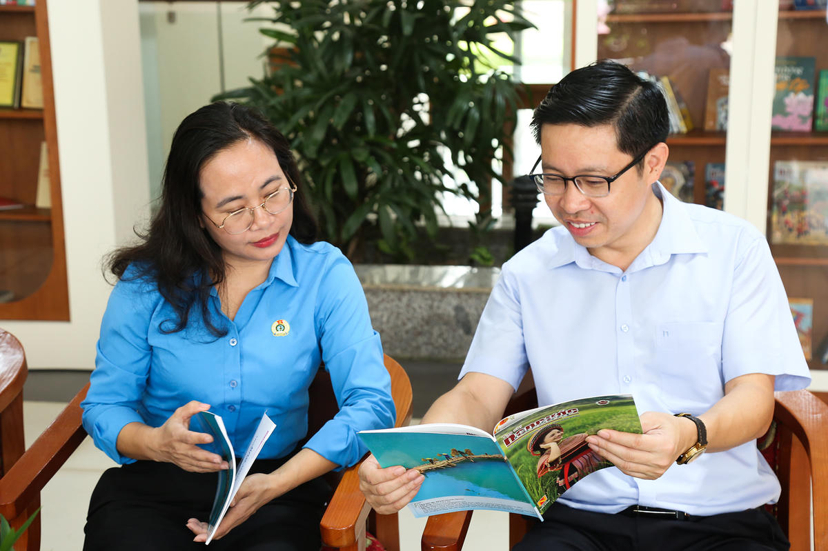 Ông Vũ Khắc Quang - Phó Chủ tịch Thường trực Ủy ban MTTQ Việt Nam tỉnh Cao Bằng  và bà&nbsp;Hoàng Thị Lam - Phó Chủ tịch Liên đoàn lao động tỉnh Cao Bằng cùng tham gia đọc sách, báo trong sáng 21/4.