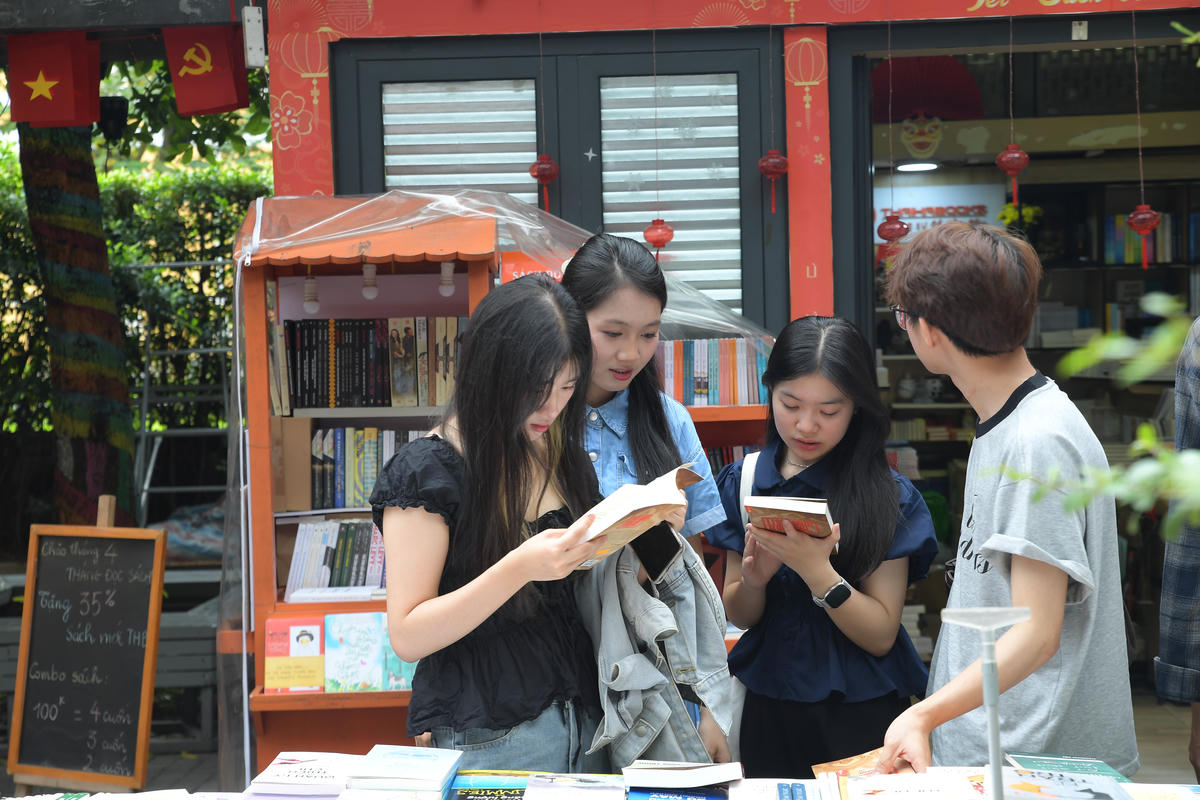 Bên cạnh hoạt động trưng bày, Hội sách mang đến hàng vạn cuốn sách thuộc nhiều lĩnh vực với mức ưu đãi từ 30% đến 50%, cùng nhiều quà tặng dành cho bạn đọc. 