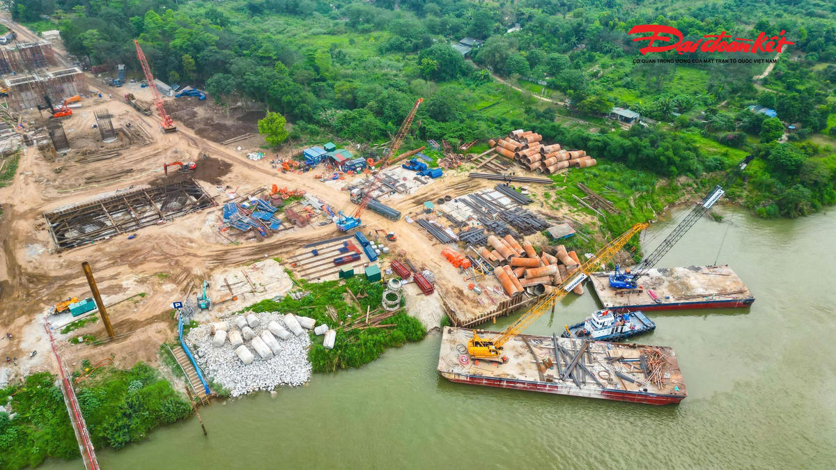 Tăng tốc thi công Cầu Trần Hưng Đạo, phấn đấu hoàn thành trụ dưới sông trước mùa lũ 2026