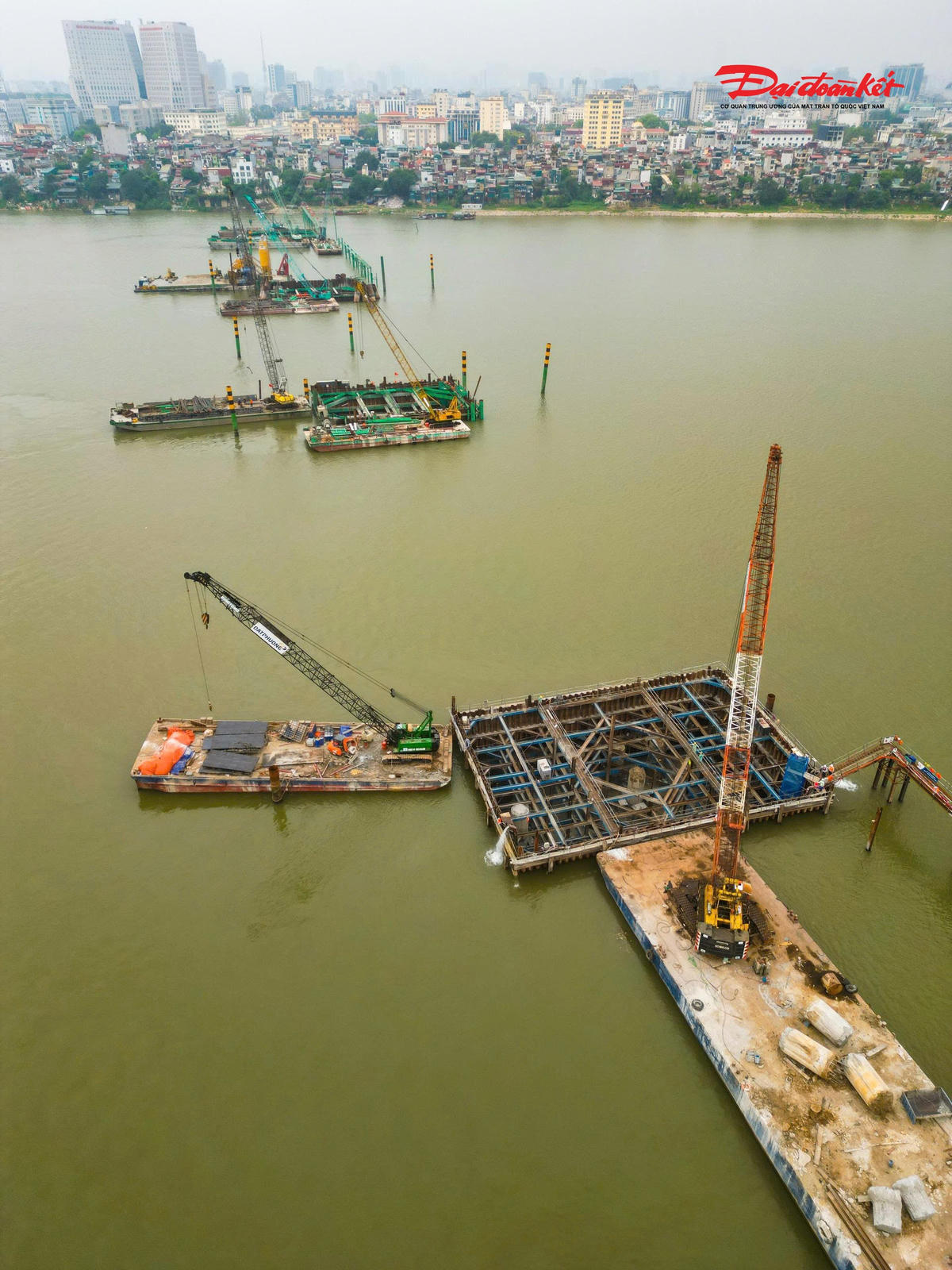 Theo chủ đầu tư, đến nay tổng giá trị sản lượng thi công đạt khoảng 570/6.140 tỷ đồng. Trên công trường, các nhà thầu đang tập trung thi công phần móng và bệ trụ cầu chính. Nhiều hạng mục đã hoàn thành các đợt đổ bê tông đầu tiên, chuyển sang giai đoạn tiếp theo. Ở khu vực Long Biên, công tác cọc khoan nhồi cầu dẫn và nút giao cũng đang được triển khai với khối lượng đạt khoảng 45%.