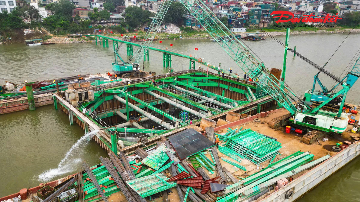 Tăng tốc thi công Cầu Trần Hưng Đạo, phấn đấu hoàn thành trụ dưới sông trước mùa lũ 2026