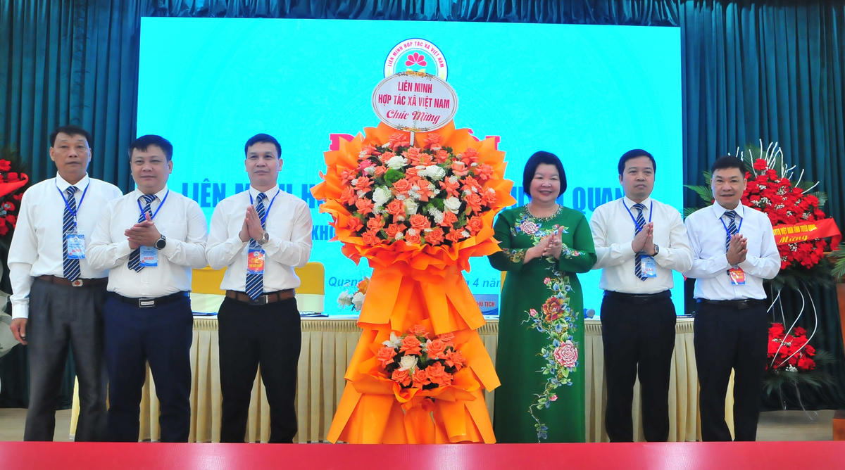 Chủ tịch Liên minh HTX Việt Nam Cao Xuân Thu Vân tặng hoa chúc mừng Đại hội. Ảnh: Xuân Trường.