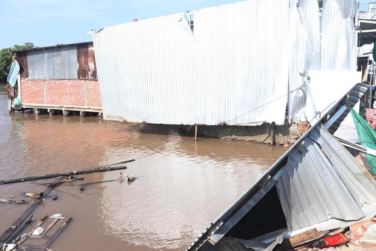 Sạt lở nghiêm trong khiến nhiều căn nhà trôi xuống sông trong đêm. Ảnh: CTV.