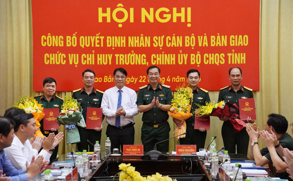 Trung tướng Trương Mạnh Dũng, Tư lệnh Quân khu 1 và Bí thư Tỉnh ủy, Chủ tịch HĐND tỉnh Cao Bằng Phan Thăng An trao quyết định, tặng hoa chúc mừng các đồng chí nhận và bàn giao nhiệm vụ tại hội nghị. Ảnh: Báo Cao Bằng.