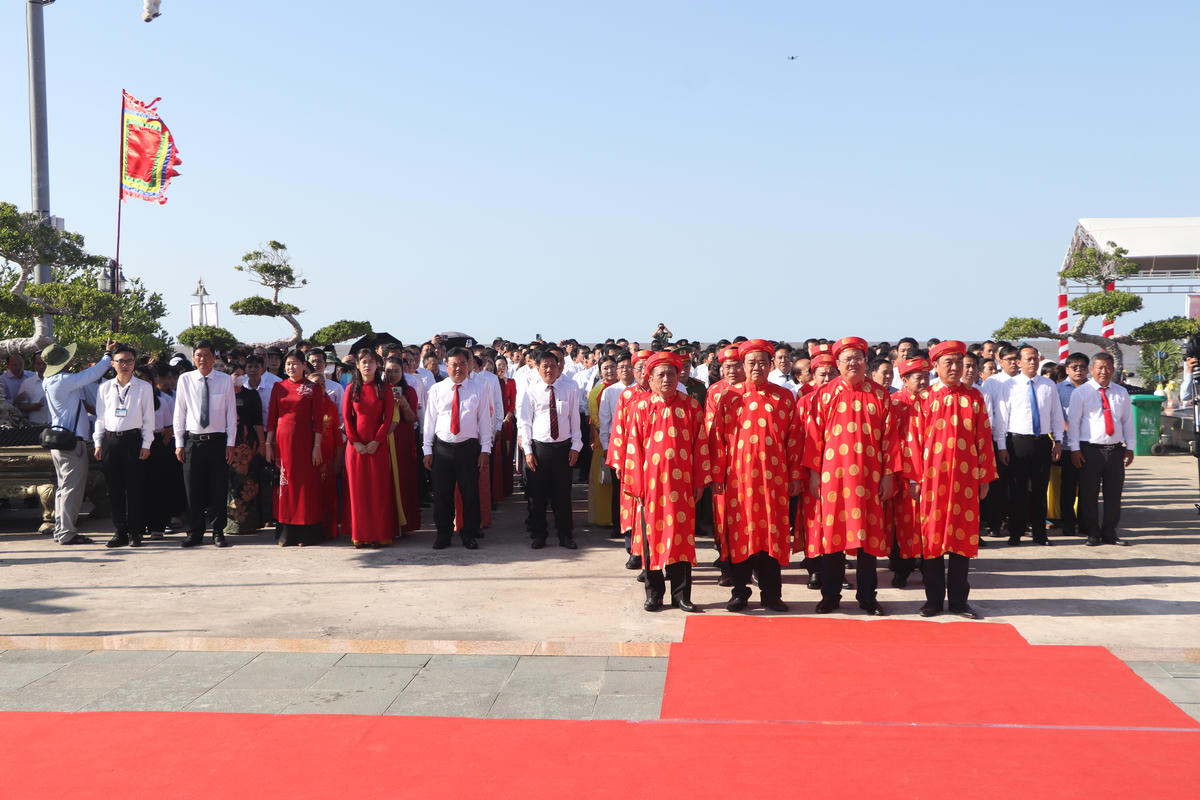 Việc tổ chức Lễ tri ân Đức Quốc Tổ Lạc Long Quân tại địa đầu cực Nam Tổ quốc diễn ra trang nghiêm, trọng thể, không chỉ thể hiện lòng thành kính với cội nguồn dân tộc mà còn góp phần nâng tầm giá trị lễ hội truyền thống trong bối cảnh hiện đại. Ảnh: Nguyên Du