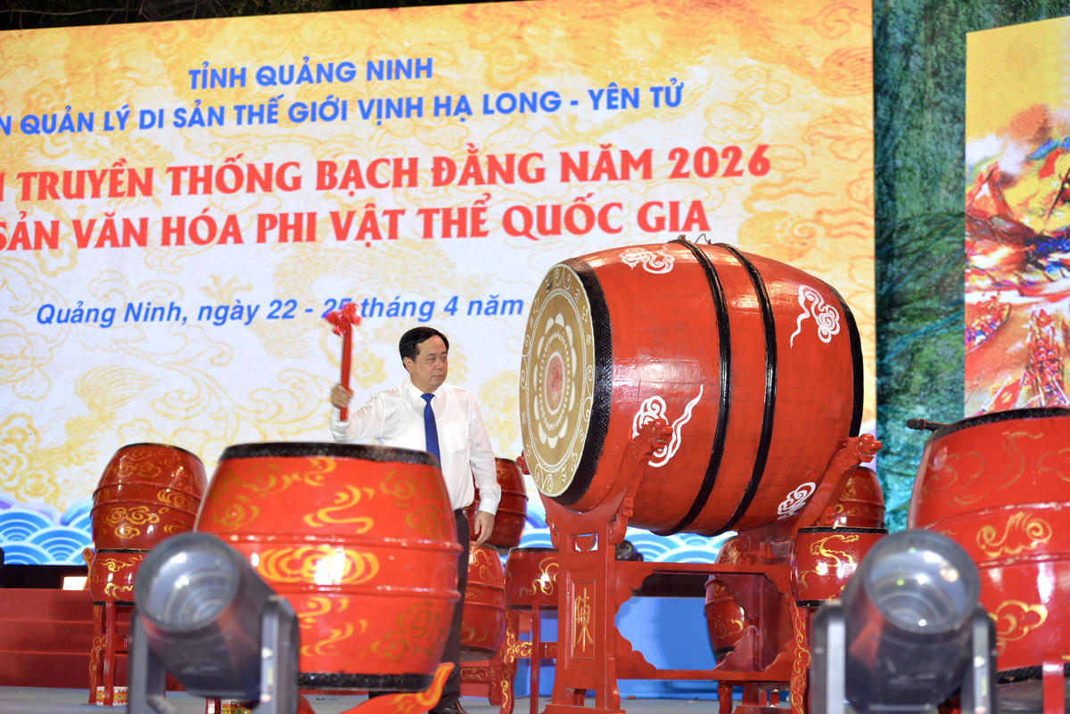 Ông Mai Vũ Tuấn, Trưởng Ban Quản lý di sản thế giới vịnh Hạ Long - Yên Tử gióng trống khai hội truyền thống Bạch Đằng. 