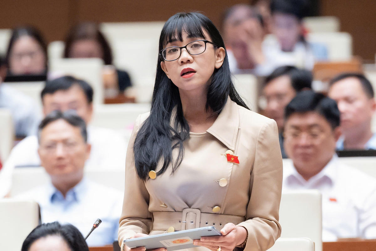 Đại biểu Trịnh Thị Tú Anh, ĐBQH tỉnh Lâm Đồng phát biểu