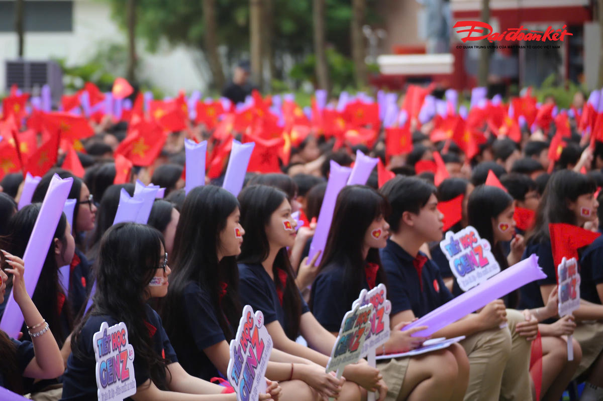 Để nâng cao hiệu quả, CATP Hà Nội đã phối hợp chặt chẽ với Sở Giáo dục và Đào tạo trong việc quản lý, giáo dục học sinh. Danh sách học sinh vi phạm giao thông sẽ được gửi về nhà trường định kỳ để kịp thời nhắc nhở, uốn nắn.