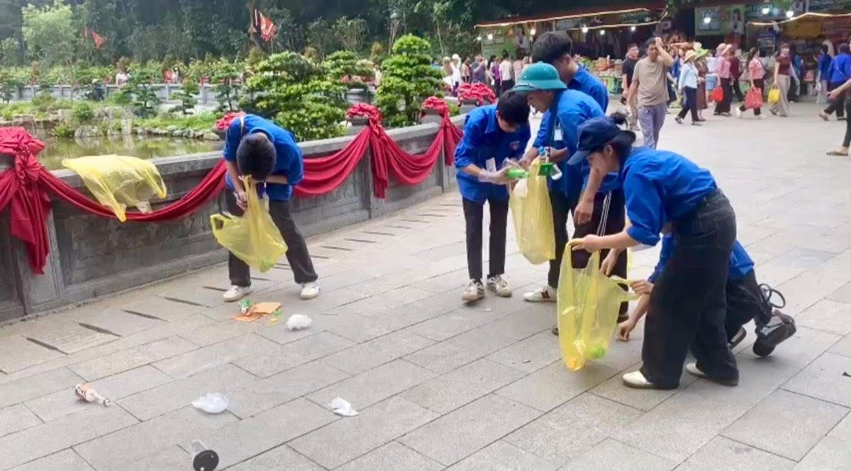Các bạn trẻ có mặt tại tất cả khu vực đông người, hướng dẫn du khách và nhặt rác, vệ sinh môi trường. Ảnh: TD.
