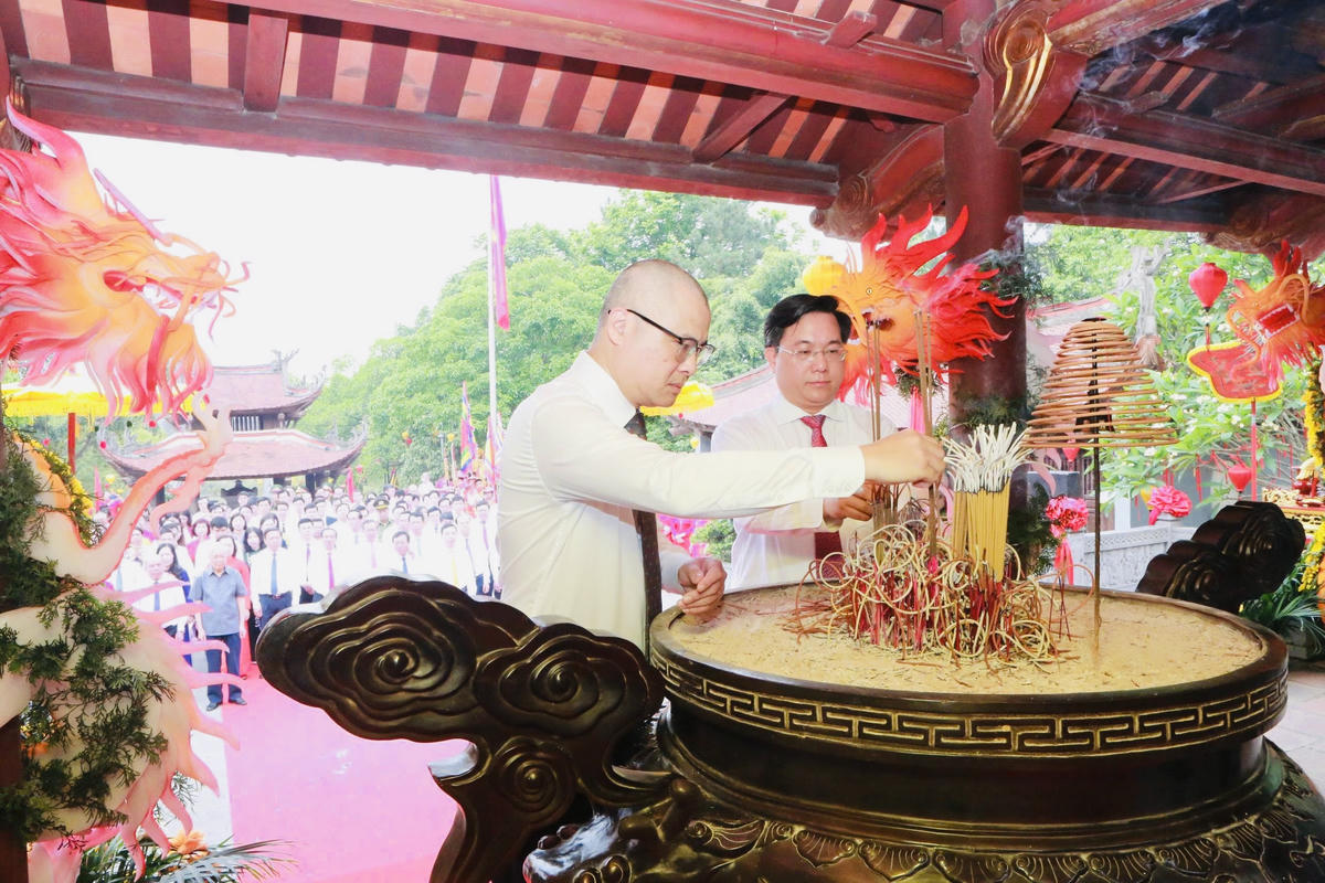 Lễ giỗ Đức Quốc Tổ Lạc Long Quân và dâng hương Tổ Mẫu Âu Cơ