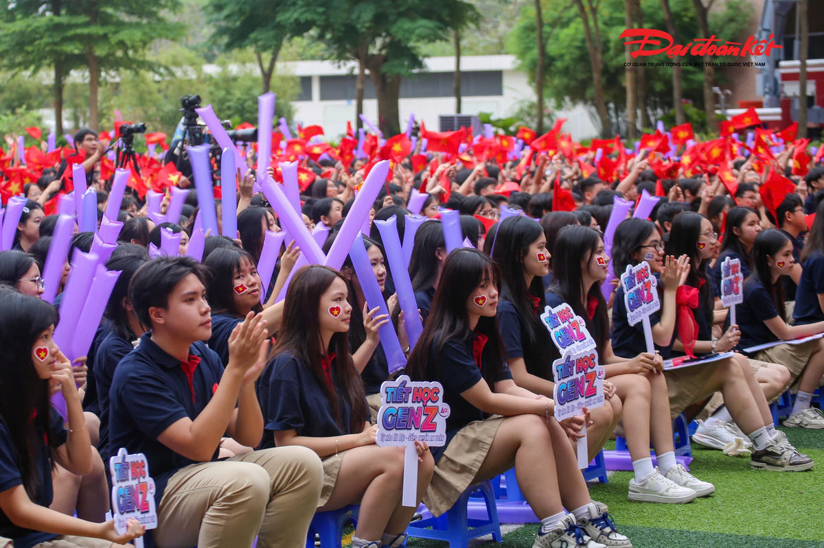 Thực tế cho thấy, khi pháp luật được truyền tải bằng câu chuyện, cảm xúc và trải nghiệm, mức độ tiếp nhận của học sinh thay đổi rõ rệt. Không khí sôi nổi tại các điểm cầu, sự nhập tâm trong từng tiểu phẩm hay những tranh luận trực tiếp đã cho thấy học sinh không chỉ hiểu mà còn bắt đầu điều chỉnh hành vi.