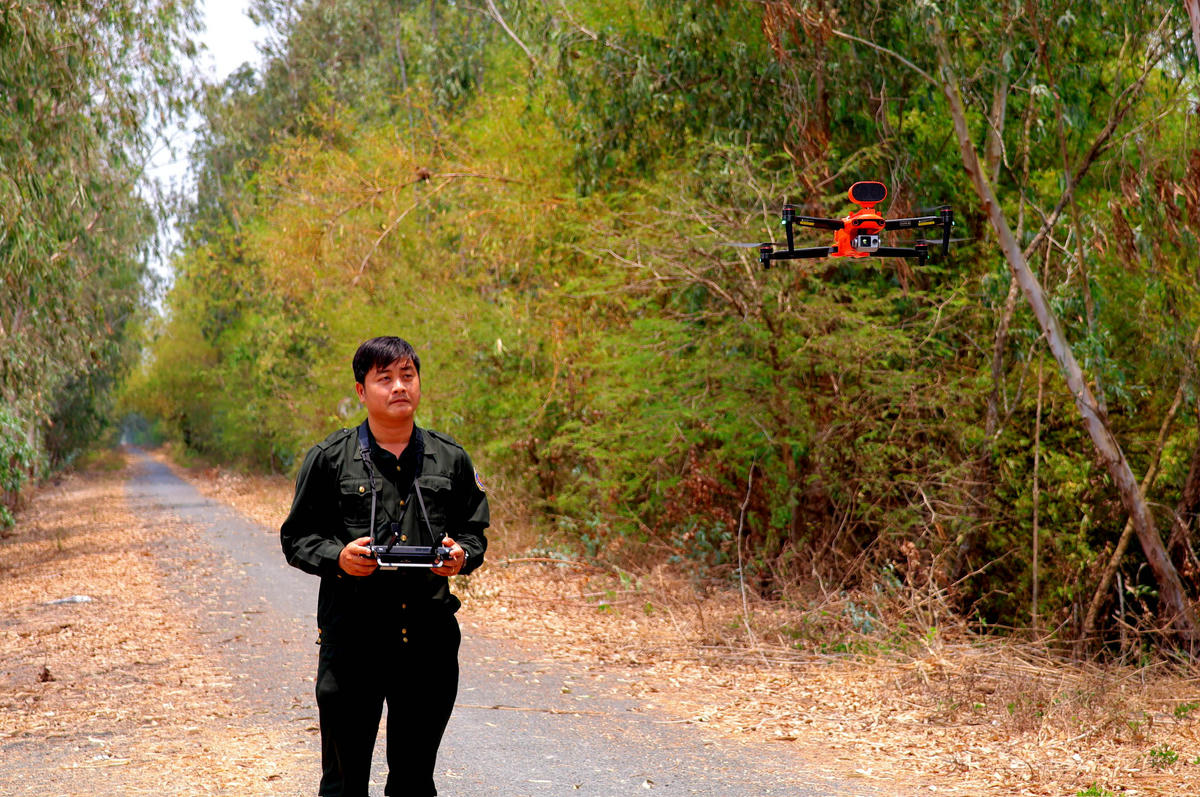 Cán bộ bảo vệ cơ động thuộc Phòng quản lý bảo vệ Phòng cháy chữa cháy rừng – Vườn Quốc gia Tràm Chim dùng thiết bị flycam để kiểm tra tại các khu vực trọng điểm, góp phần phát hiện sớm. (Ảnh: Trung Ngãi).