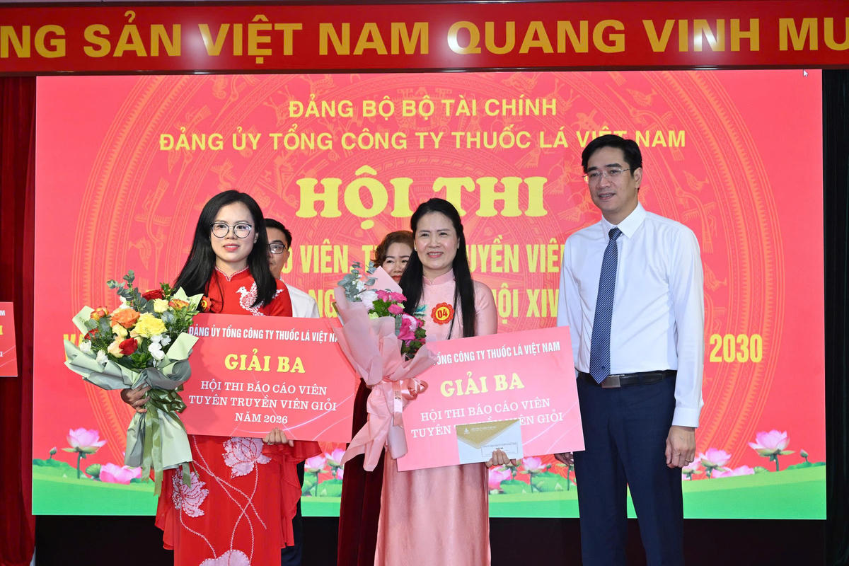  Giải Ba được trao đồng chí Phạm Thị Hiền – Chi bộ 6 và Mai Thị Thu Hiền – Đảng ủy Công ty Thuốc lá Thăng Long