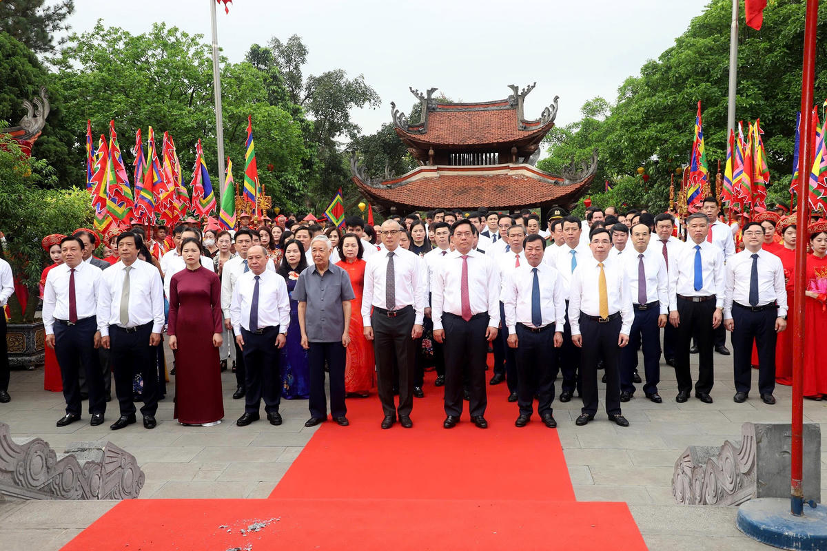 Đảng bộ, chính quyền và nhân dân Đất Tổ dâng hương tại Đền thờ Quốc Tổ. Ảnh: T.D.