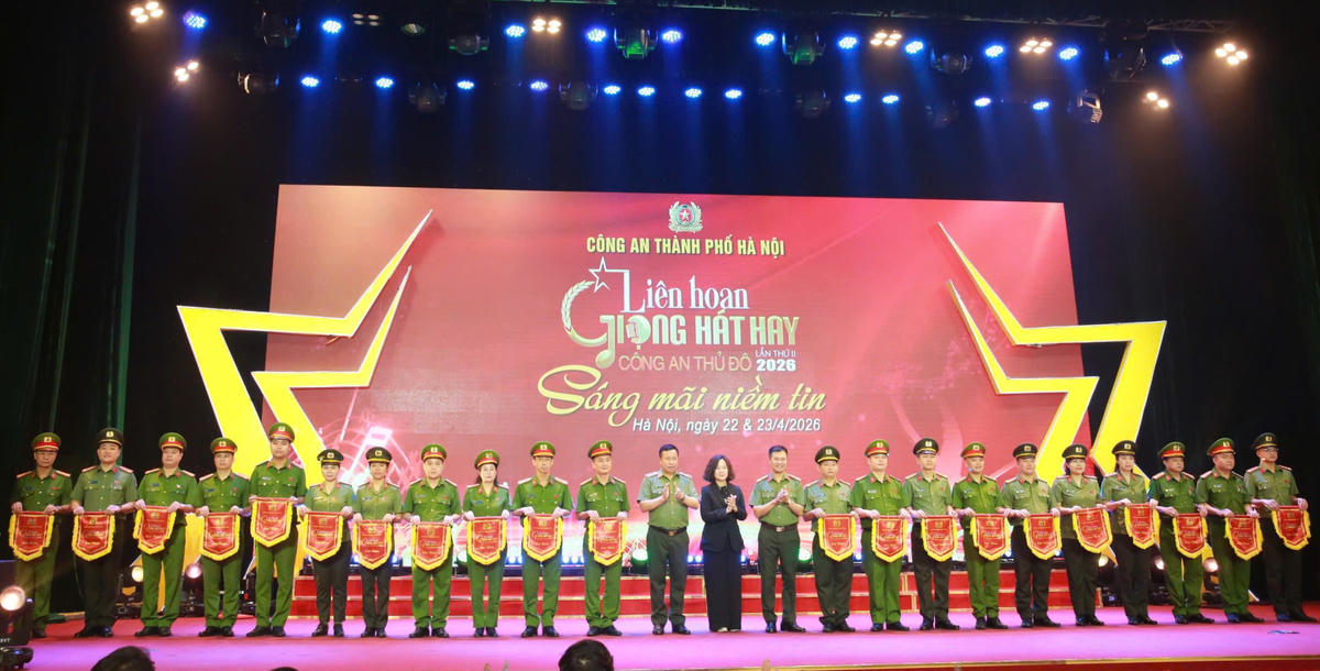 Ban tổ chức trao cờ lưu niệm cho các đội tham gia liên hoan “Giọng hát hay Công an Thủ đô” lần thứ II năm 2026.&nbsp; Ảnh: Đạt Lê
