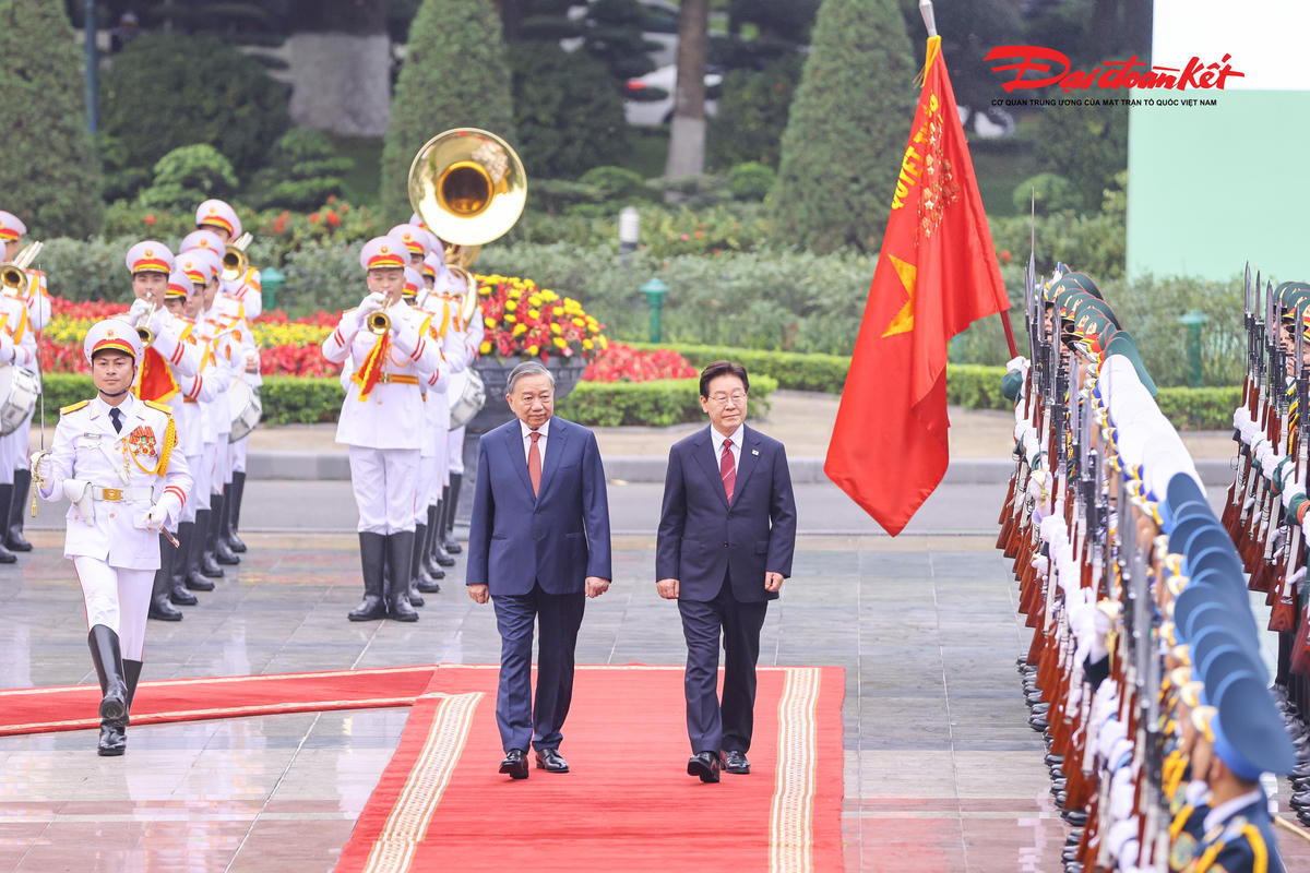 Tổng Bí thư, Chủ tịch nước Tô Lâm và Tổng thống Hàn Quốc Lee Jae Myung duyệt Đội danh dự Quân đội nhân dân Việt Nam.