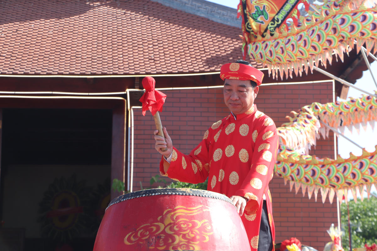 Chủ tịch UBND tỉnh Cà Mau Lữ Quang Ngời đánh trống khai lễ tri ân. Ảnh: Nguyên Du