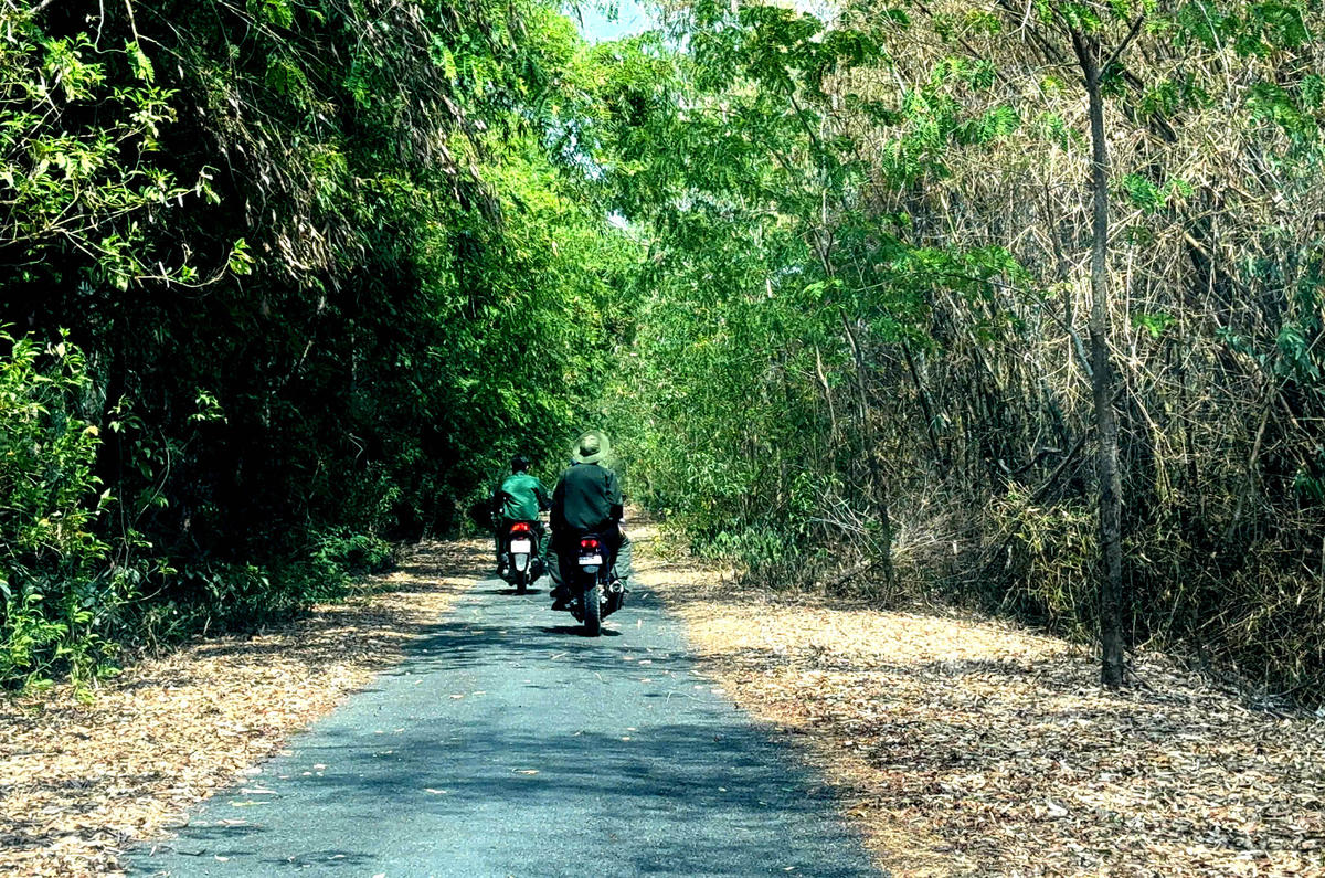 Lực lượng bảo vệ cơ động của Vườn Quốc gia Tràm Chim đang tuần tra cơ động dọc các tuyến đê bao. (Ảnh: Trung Ngãi).