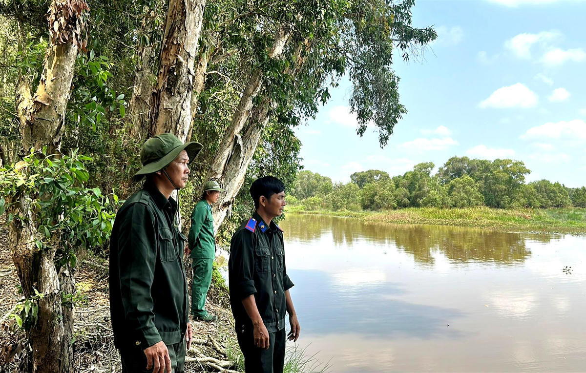 Phòng quản lý bảo vệ Phòng cháy chữa cháy rừng luôn bố trí lực lượng tuần tra 24/24 giờ, cả trên đê và trong nội đồng. (Ảnh: Trung Ngãi).