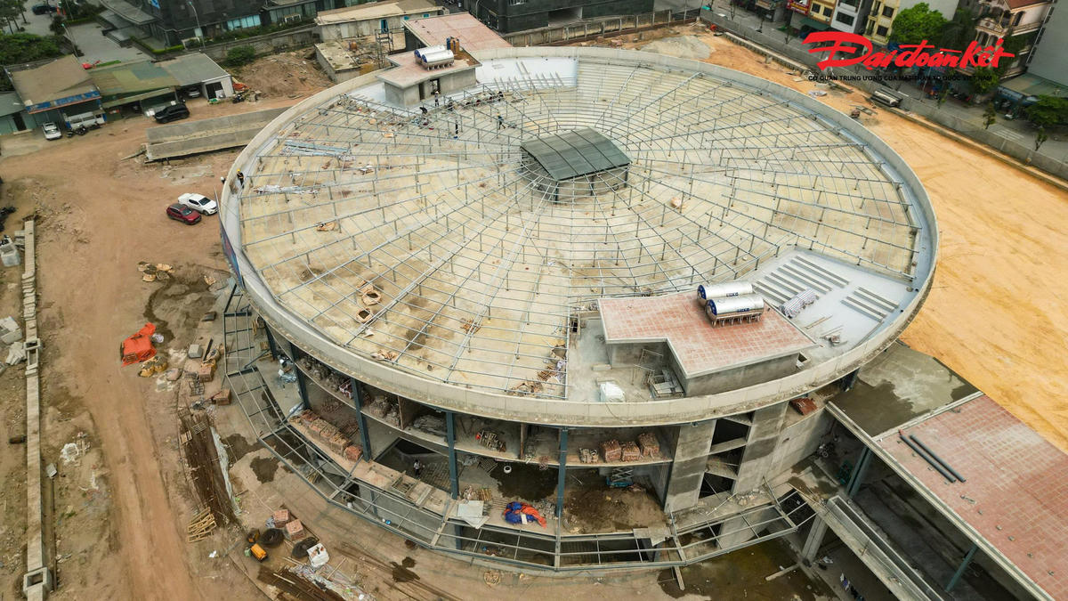 Tại công trường Bến xe khách Yên Sở, các công nhân đang khẩn trương thi công, tất bật lắp đặt hệ khung thép cố định trên mái công trình, từng bước hoàn thiện các hạng mục quan trọng của dự án.