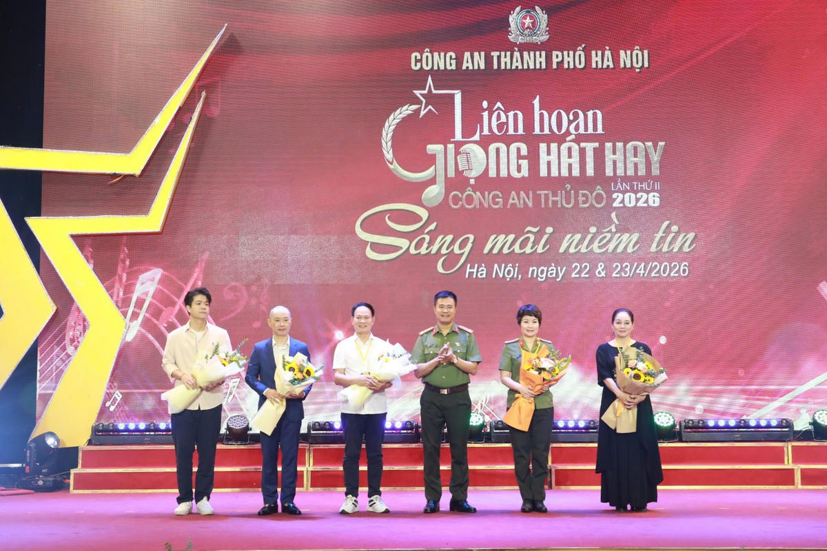 Đại tá Nguyễn Ngọc Quyền, Phó Giám đốc Công an TP Hà Nội tặng hoa nghệ sĩ ca sĩ - ban giám khảo.