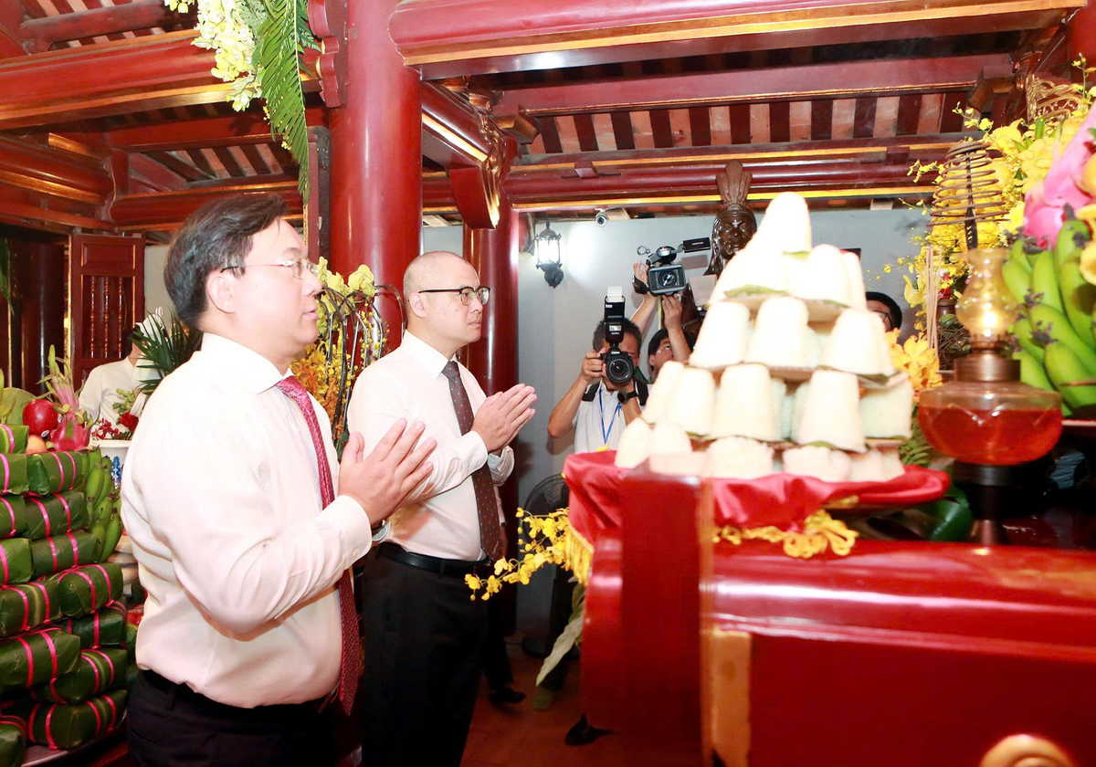 Bí thư Tỉnh ủy Phú Thọ và Chủ tịch UBND tỉnh Phú Thọ dâng hương tưởng niệm. Ảnh: Trung tâm báo chí PT.