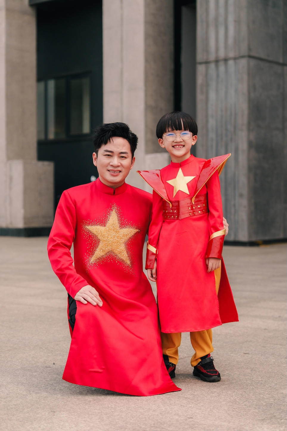 Tùng Dương và bé Xệ Xệ trong MV.