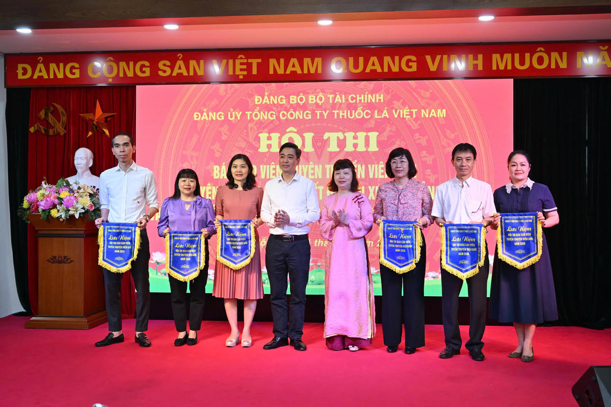 Trao Cờ lưu niệm cho các Đảng bộ, chi bộ tham dự Hội thi