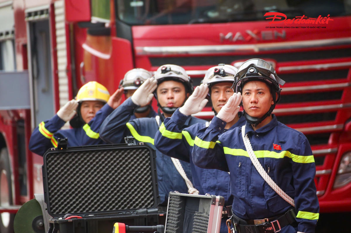 “Các em trực tiếp tham gia xây dựng và hóa thân vào các tình huống pháp luật giống như một tiết học thực hành sinh động. Qua đó, không chỉ hiểu luật mà còn có thể lan tỏa kiến thức tới gia đình và cộng đồng”, Trung tá Đào Việt Long nhấn mạnh.