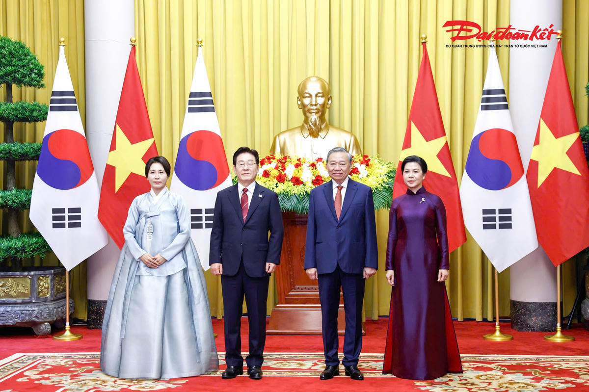 Tổng Bí thư, Chủ tịch nước Tô Lâm và Phu nhân cùng Tổng thống Hàn Quốc Lee Jae Myung và Phu nhân chụp ảnh chung.