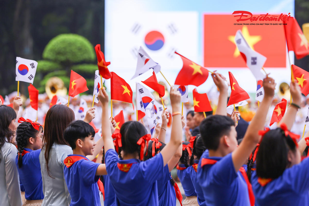 Các em thiếu nhi thủ đô vẫy cờ chào đón Tổng thống Hàn Quốc Lee Jae Myung và Phu nhân.