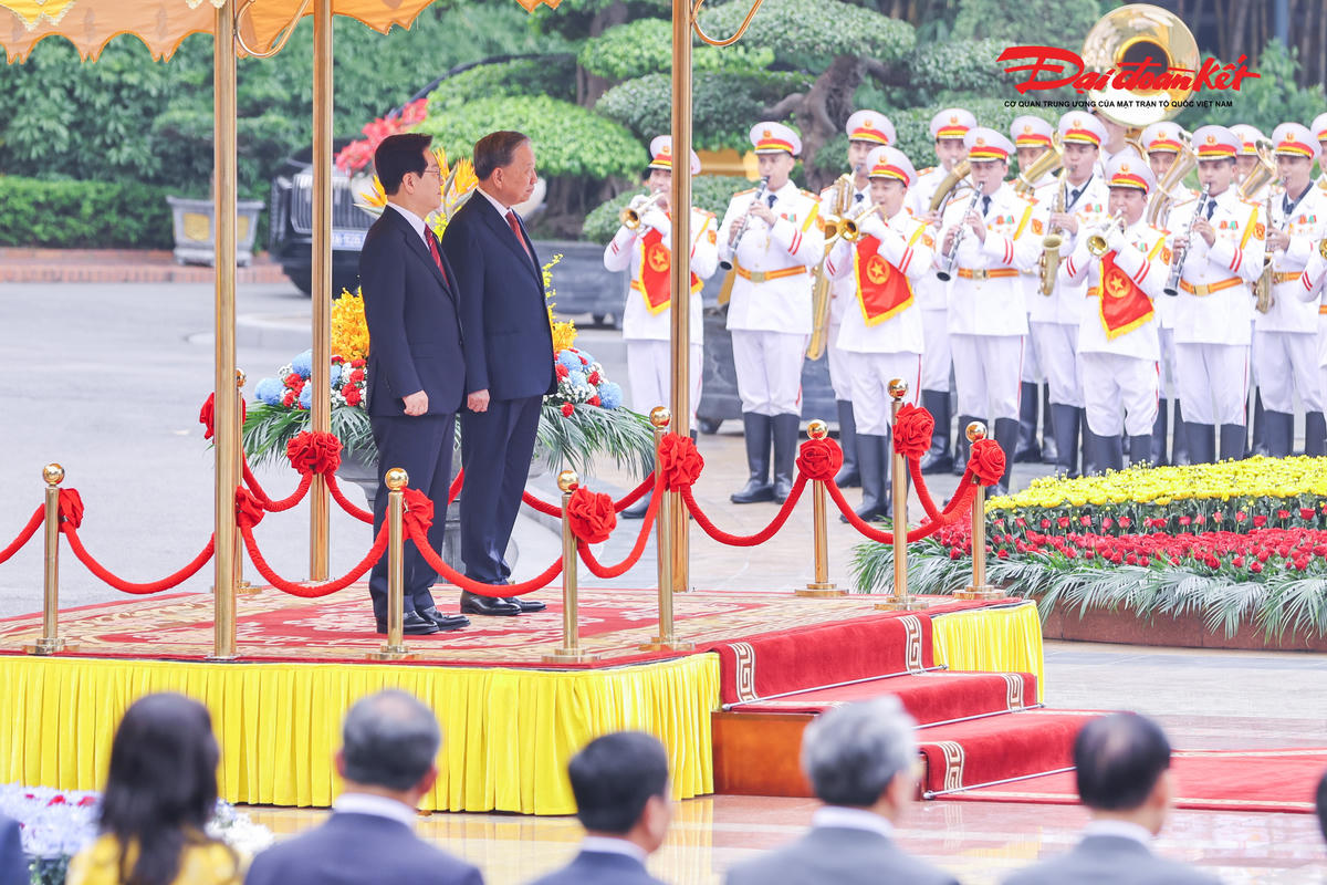 Tổng Bí thư, Chủ tịch nước Tô Lâm và Tổng thống Hàn Quốc Lee Jae Myung nghe Quân nhạc cử Quốc thiều hai nước.