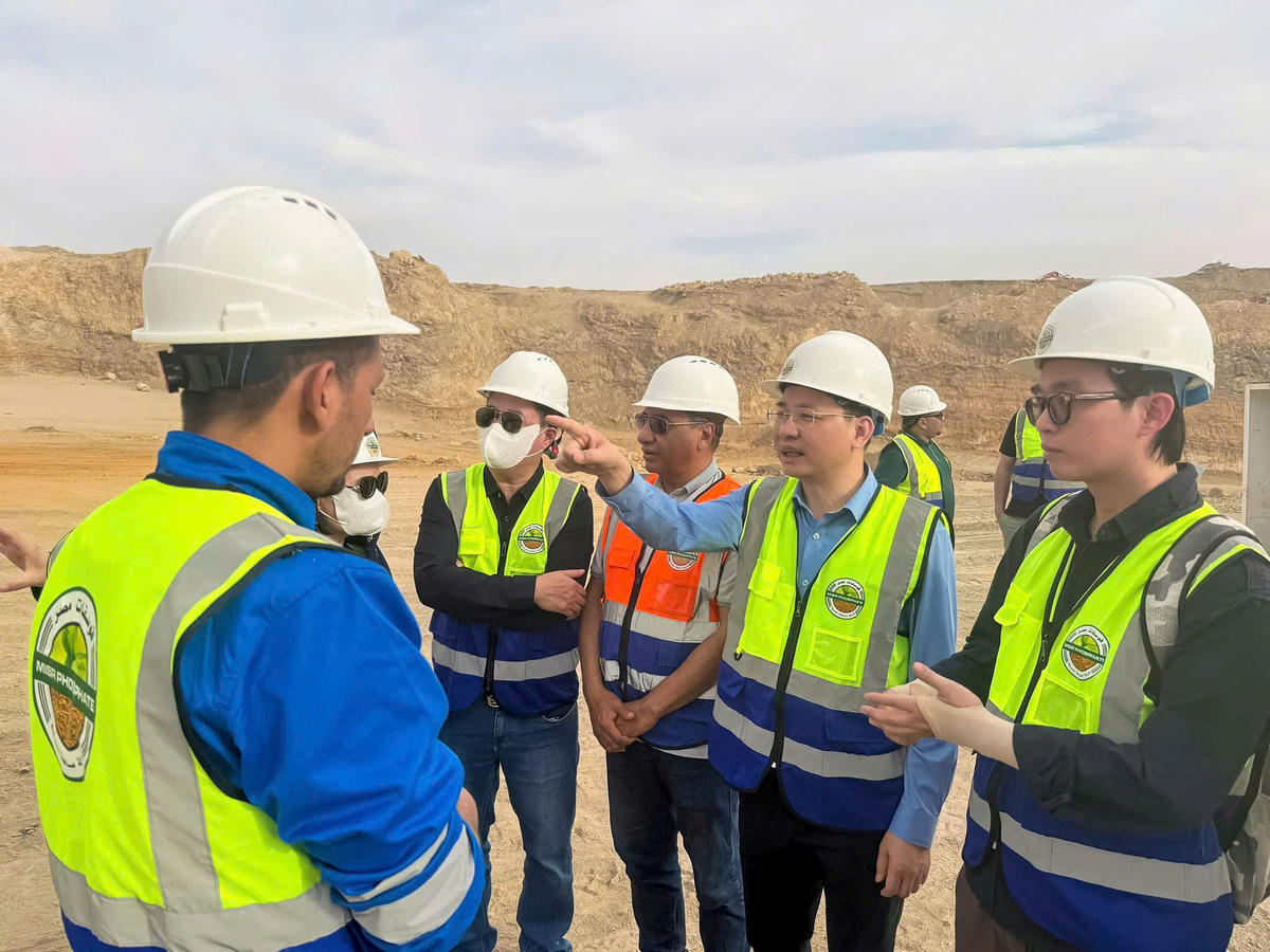 Đoàn công tác Tập đoàn Hoá chất Việt Nam thăm và làm việc tại mỏ apatit Abu Tartour tại tỉnh New Valley Governorate - sở hữu trữ lượng phốt phát quy mô lớn với công suất khai thác khoảng 5 triệu tấn/năm.