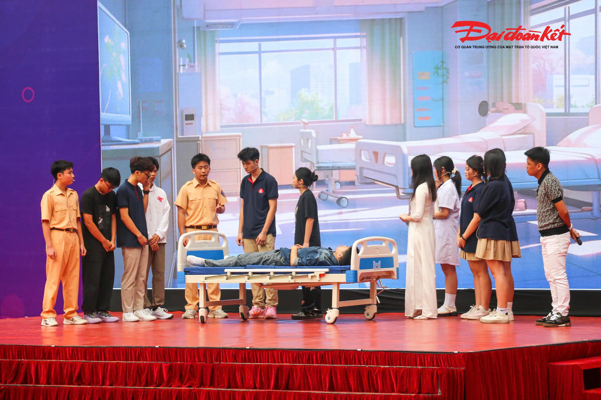 Điểm nhấn tại đây là tiểu phẩm sân khấu hóa về an toàn giao thông do chính học sinh dàn dựng và biểu diễn, với sự hỗ trợ chuyên môn từ lực lượng chức năng. Không cần những khẩu hiệu khô khan, câu chuyện đời thường của lứa tuổi học trò được đưa lên sân khấu đã chạm tới cảm xúc người xem.