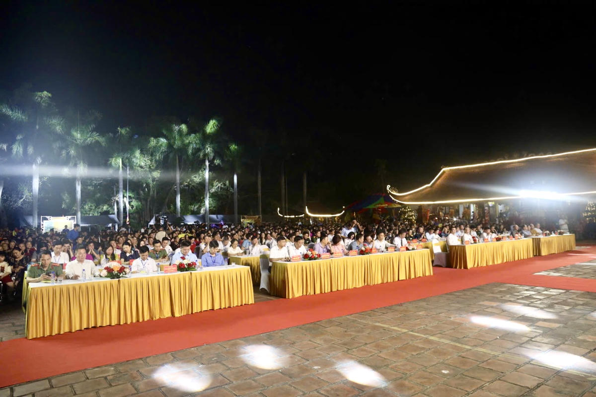 Đại diện sở, ngành, địa phương cùng đông đảo nhân dân, du khách tham dự lễ khai hội truyền thống Bạch Đằng.