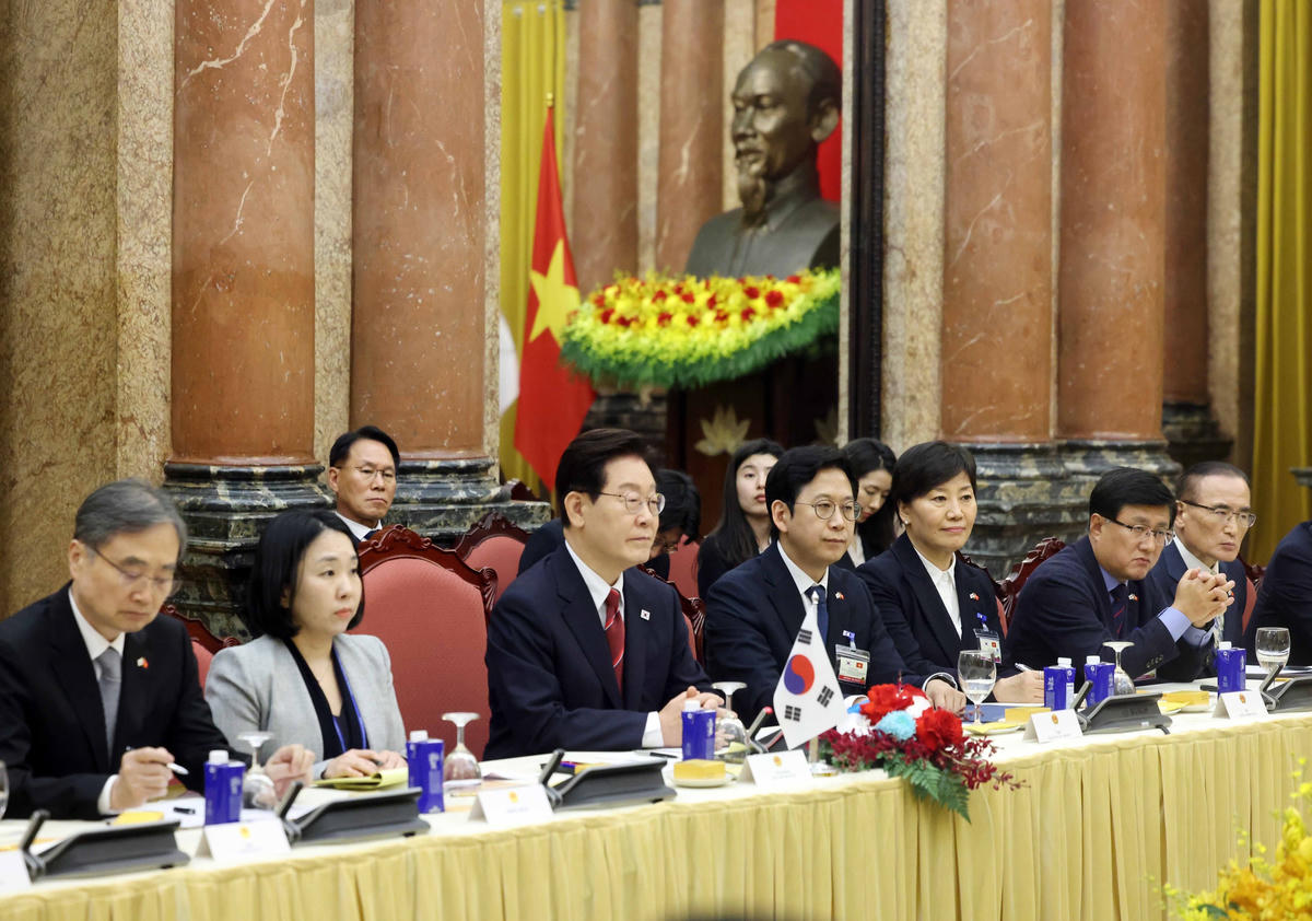 Tổng thống Lee Jae Myung và đoàn cấp cao Hàn Quốc tại cuộc hội đàm. Ảnh: Phạm Kiên - TTXVN