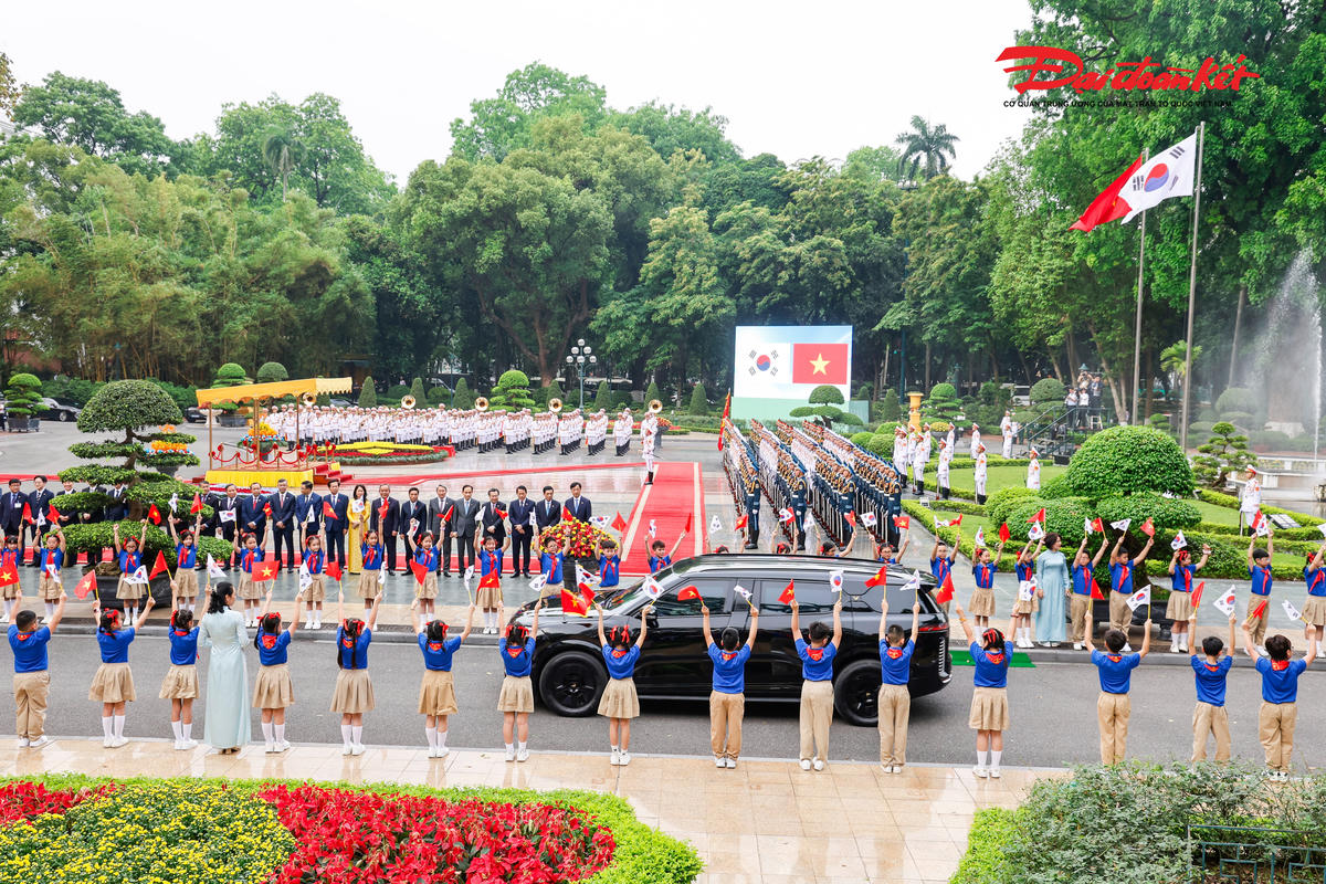Đoàn xe hộ tống đưa Tổng thống Hàn Quốc Lee Jae Myung và Phu nhân tiến vào Phủ Chủ tịch.