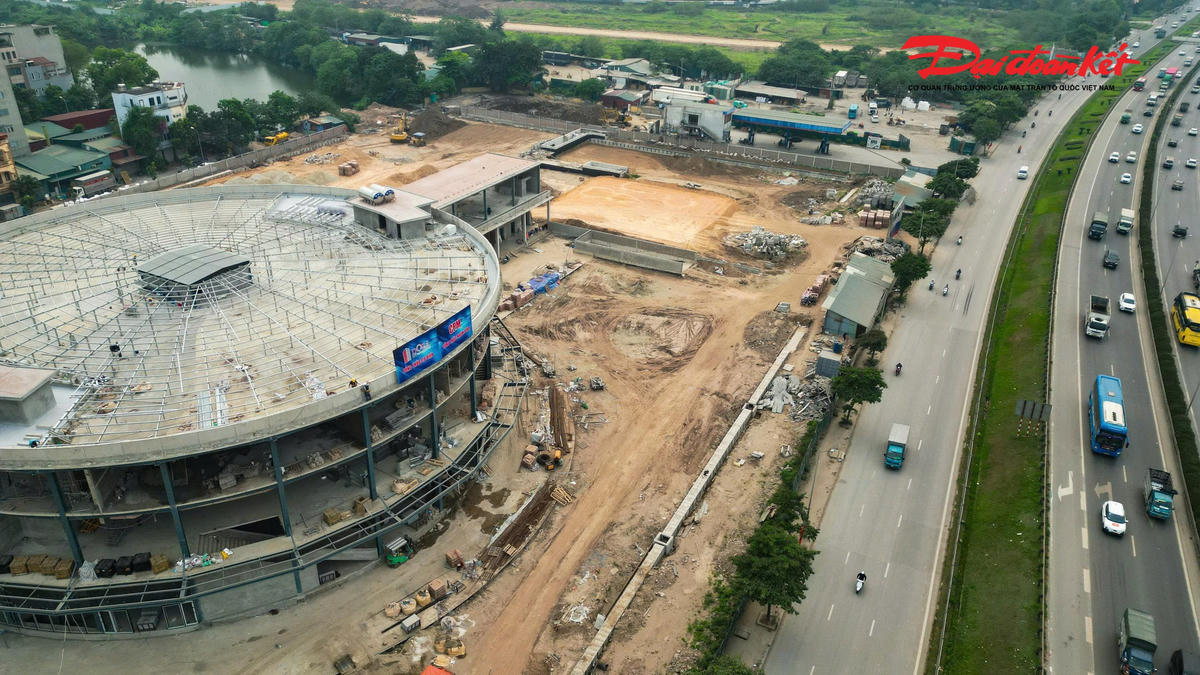 Khởi công từ đầu quý II/2025, Bến xe khách Yên Sở được xây dựng trên diện tích 3.445 m2, với tổng diện tích sàn 14.534 m2. Dự án nằm dọc trục Vành đai 3, cách bến xe Nước Ngầm khoảng 2 km và bến xe Giáp Bát khoảng 5 km.