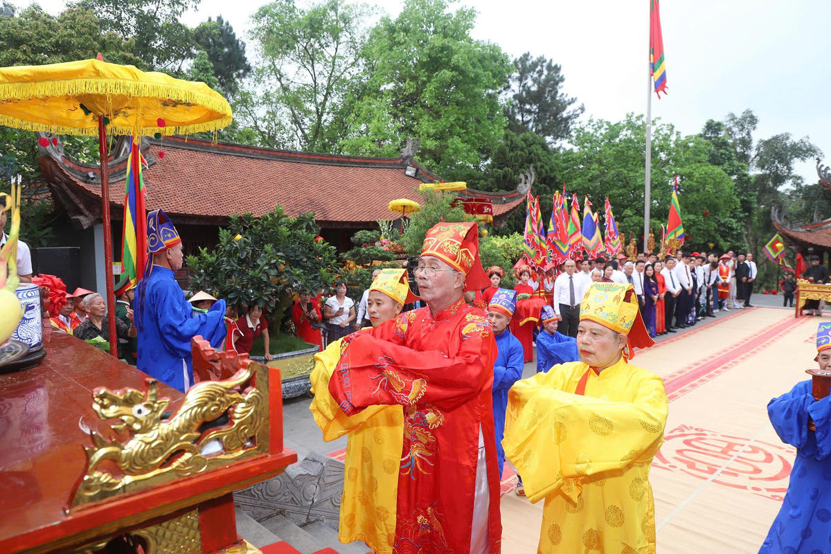 Lễ giỗ và dâng hương được tổ chức trang trọng, thành kính. Ảnh: Trung tâm báo chí PT.