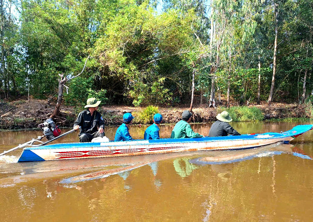Lực lượng bảo vệ cơ động thuộc Phòng quản lý bảo vệ Phòng cháy chữa cháy rừng – Vườn Quốc gia Tràm Chim đang tuần tra bằng phương tiện thủy. (Ảnh: Trung Ngãi).