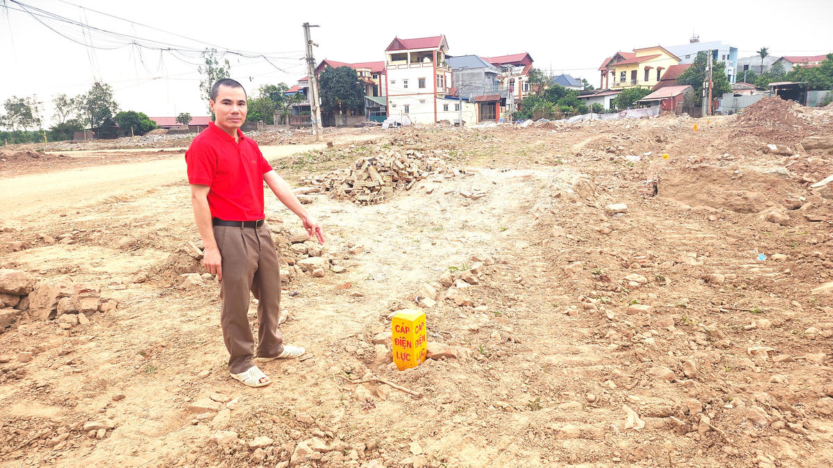 Phía sau mỗi mốc giới này từng là nhà ở của nhiều gia đình. Người dân thôn Khê Ngoại 2 ủng hộ chủ trương giải phóng mặt bằng của thành phố để đón một dự án mở đường quy mô lớn phát triển quê hương, đất nước. Ảnh: K.H.