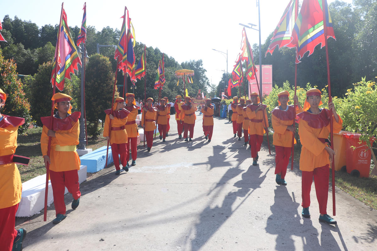 Đoàn rước lễ vật dâng lên, tri ân Ðức Quốc Tổ Lạc Long Quân nơi địa đầu cực Nam Tổ quốc. Ảnh: Nguyên Du