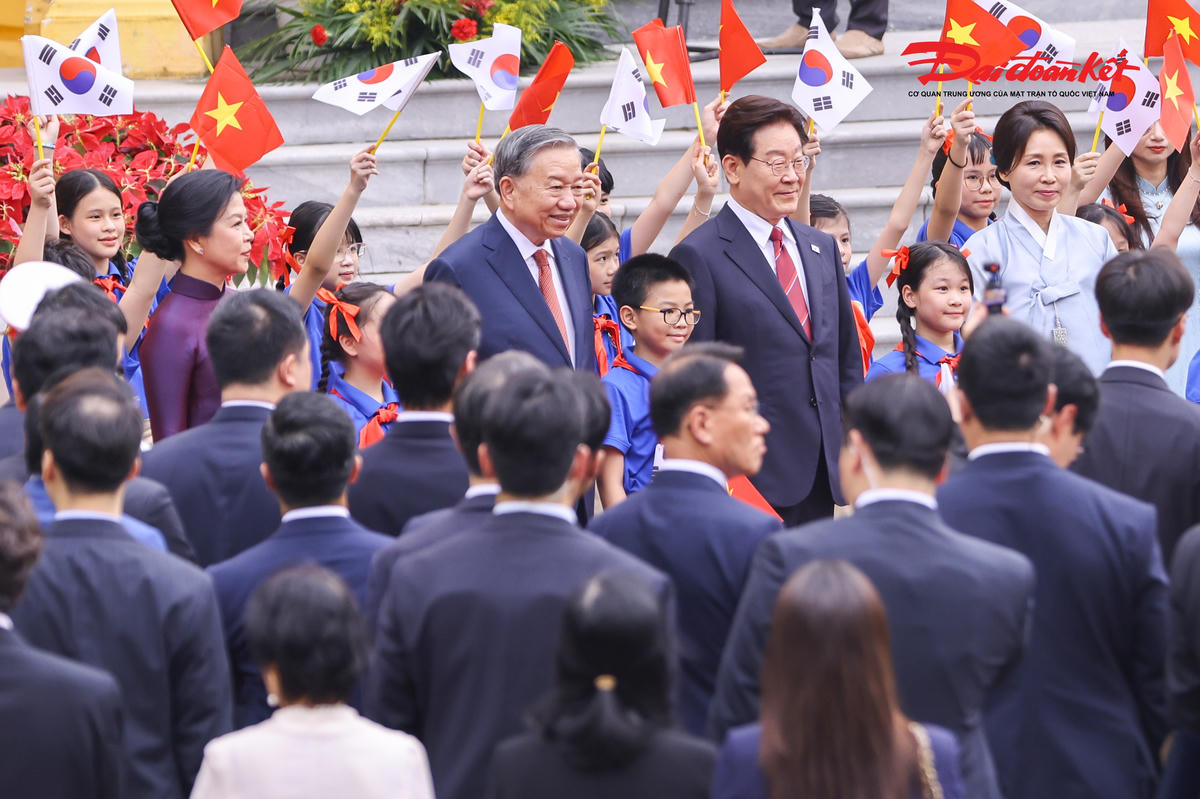 Tổng Bí thư, Chủ tịch nước Tô Lâm và Phu nhân đón Tổng thống Hàn Quốc Lee Jae Myung và Phu nhân.