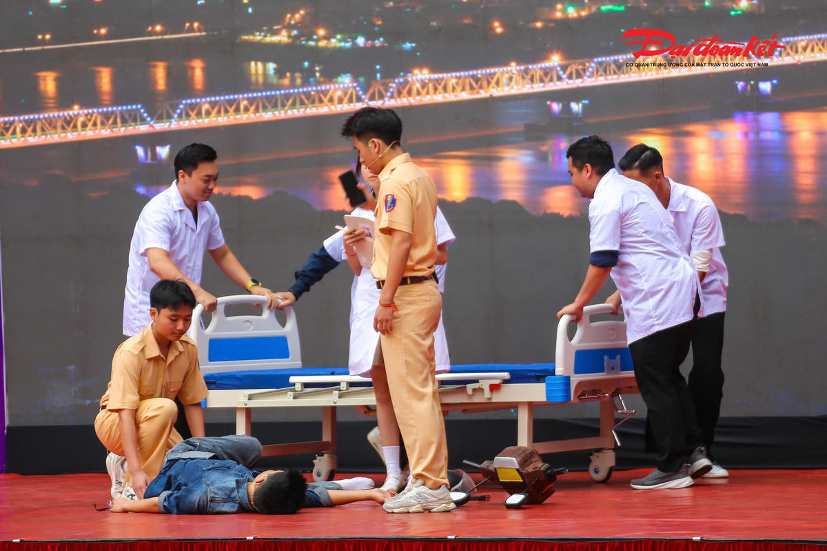 Qua các tình huống kịch tính nhưng giàu tính giáo dục, tiểu phẩm không chỉ cảnh báo những vi phạm phổ biến mà còn khơi gợi vai trò của mỗi học sinh như một “tuyên truyền viên” trong việc xây dựng văn hóa giao thông an toàn, văn minh.